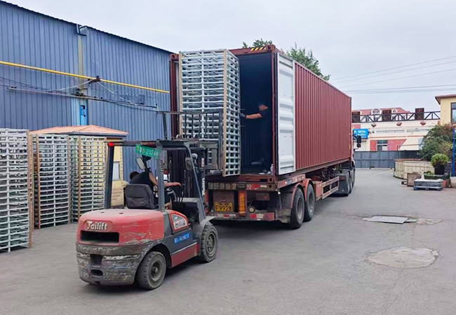 泰宇宸工贸托盘批量完工装车，顺利发往海外